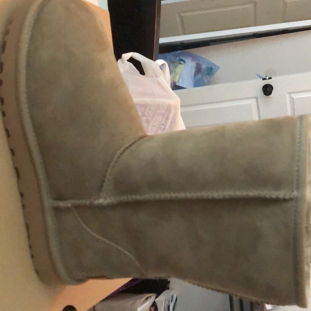 Ugg Size 8 0live Green Brand New w/box